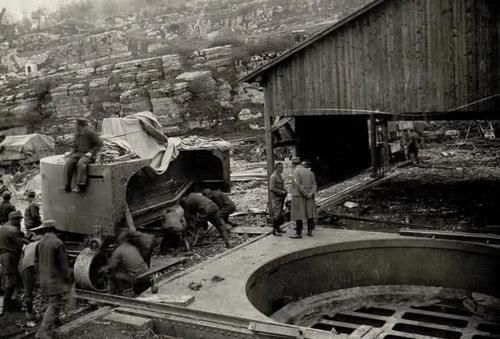 420毫米榴弹炮有多大？一枚炮弹重达一吨，光人力根本抬不动