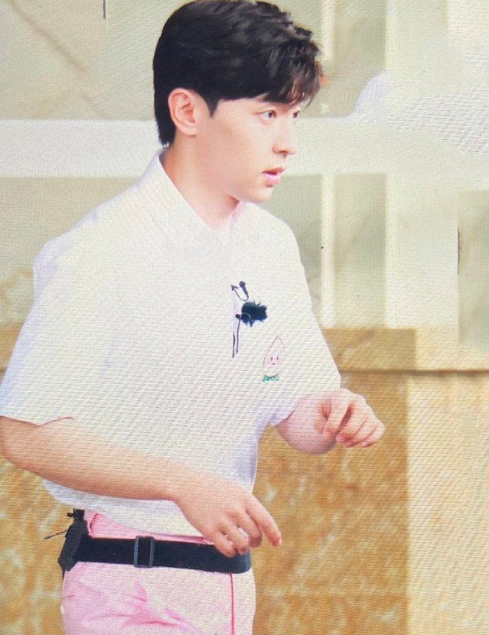 《密室大逃逃》路透，全员一身粉嫩，黄明昊吐