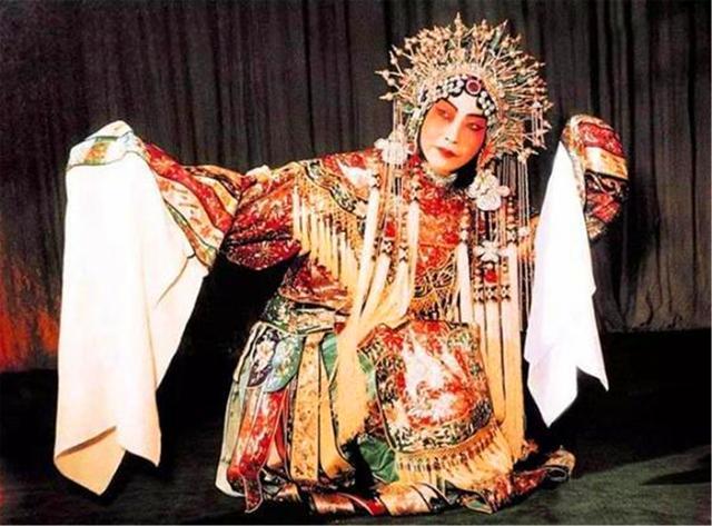 情同姐妹的2女，共侍1夫，从活着的"3人行"到死后葬入同一墓穴