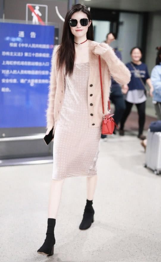 大衣哥儿子为媳妇庆生，陈亚男穿紧身裙出镜，网友：小伟捡到宝了