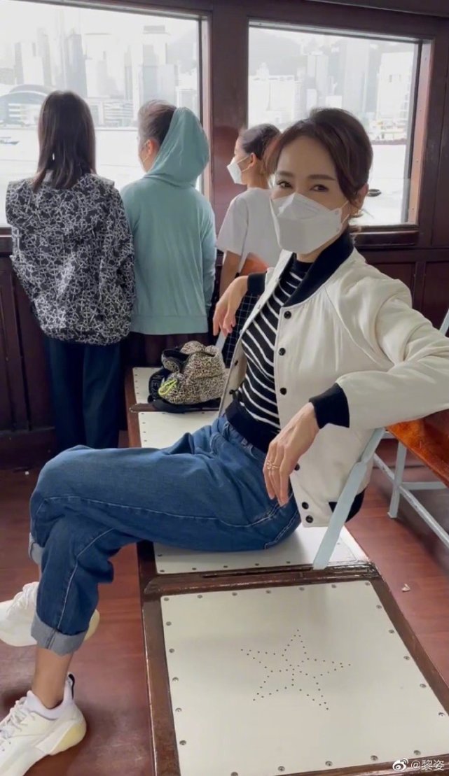 黎姿曬老公視角照，帶女兒旅行超溫馨，三小豬排排站背影亭亭玉立