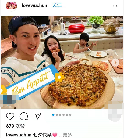 吴尊晒全家近况照！超大厨房里挂着7口锅，11岁女儿五官十分精致