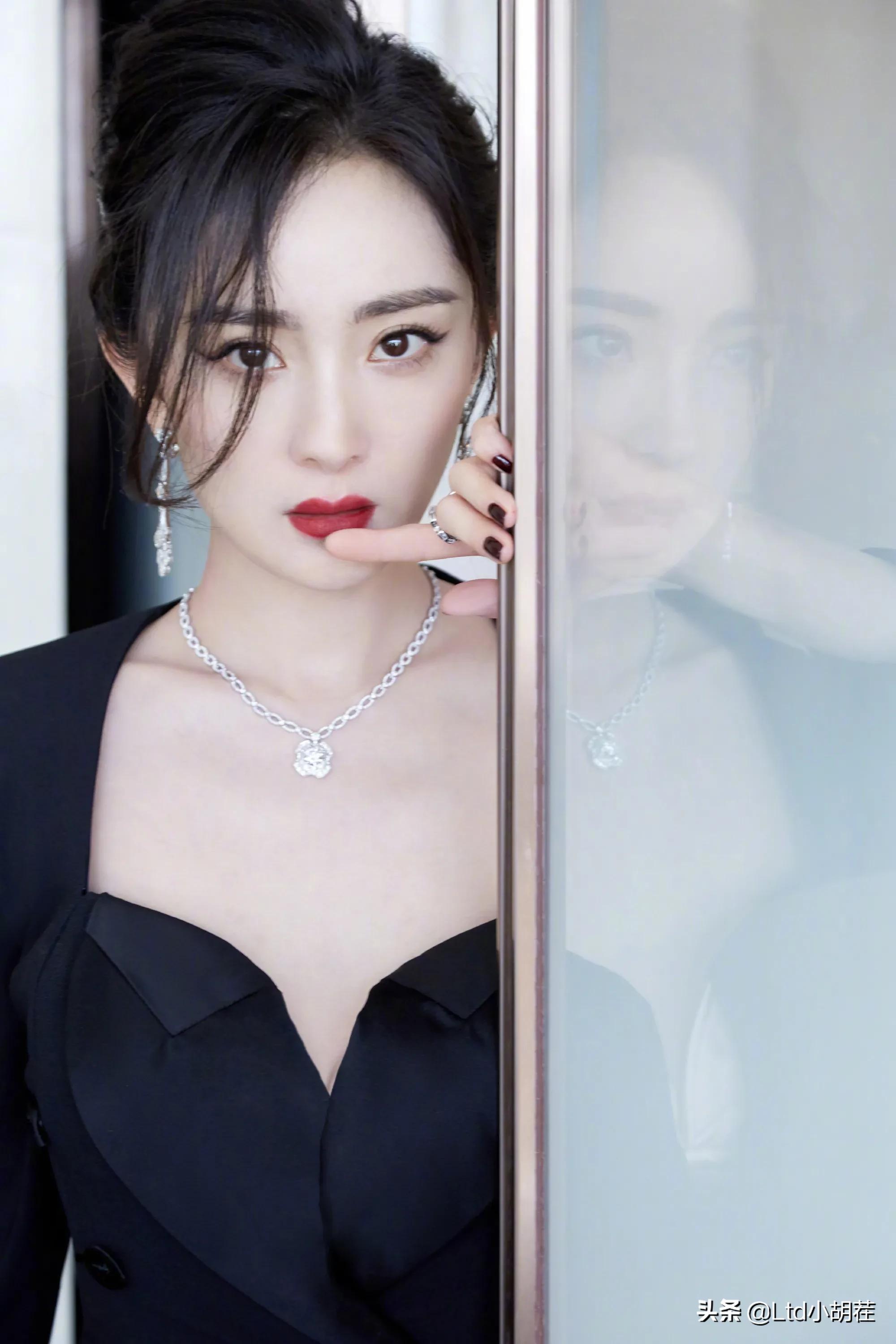 Sexy Yang Mi: Wearing a black dress is too sexy, too high rate of ...