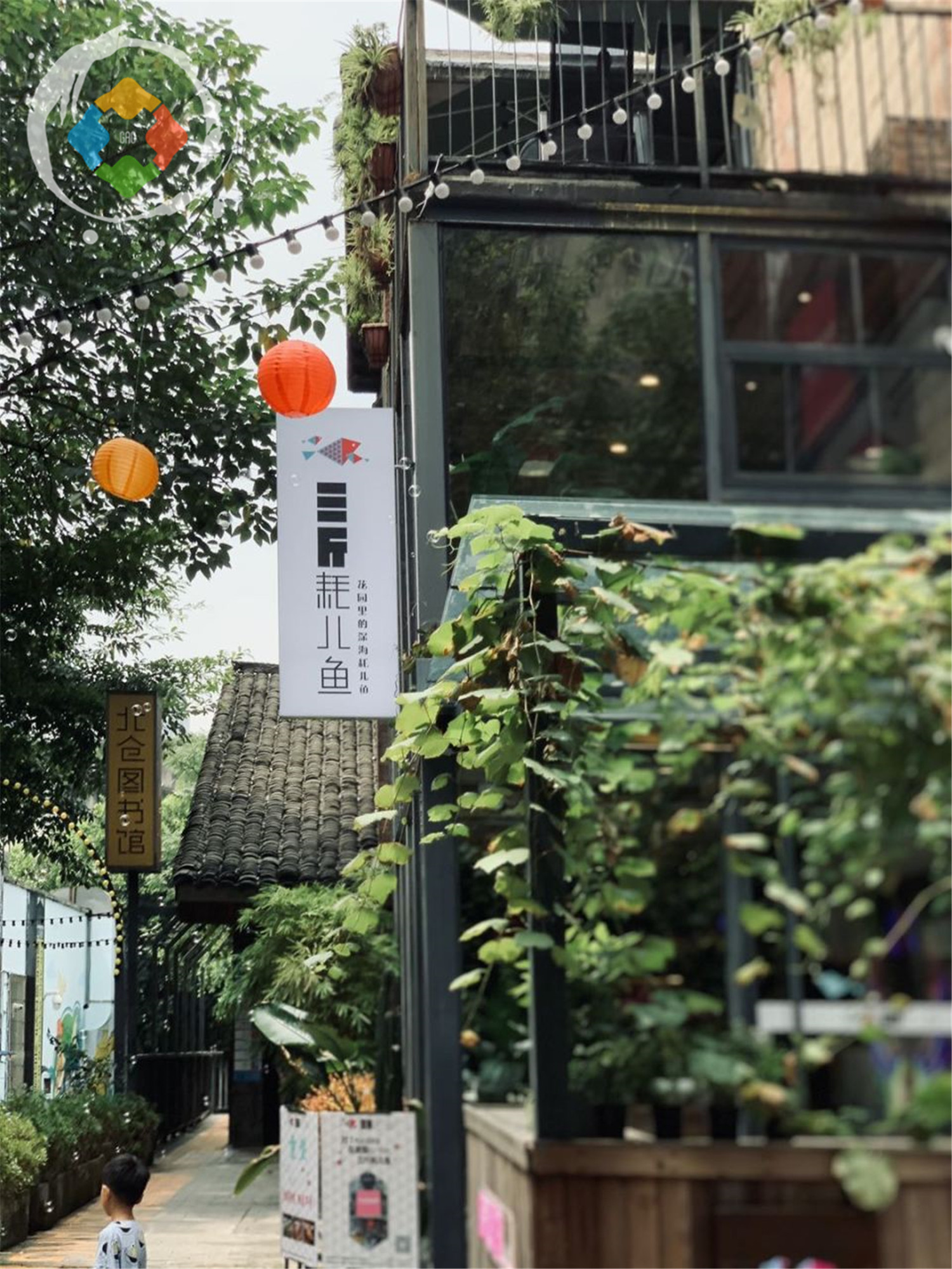 重庆噱头十足的耗儿鱼火锅，在美国打广告，特色蘸料有5种食材