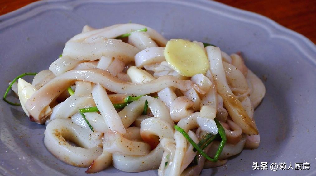 这是香酥鱿鱼条的做法，不要直接裹淀粉，这样处理一下，外壳更酥