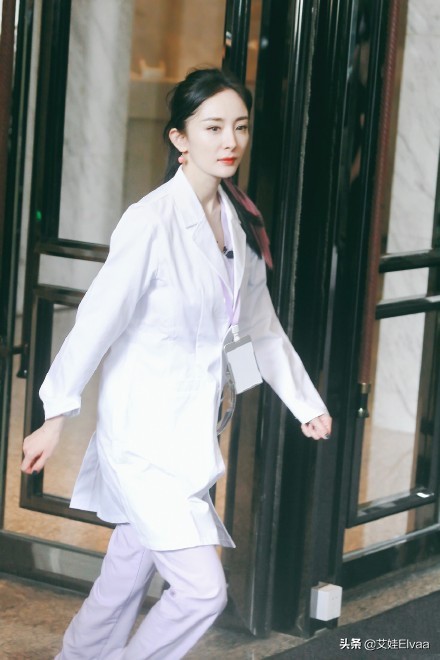 杨幂新造型美过“白衣天使”，穿白大褂录综艺