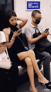 搞笑动图:这妹子实在太有趣了图片