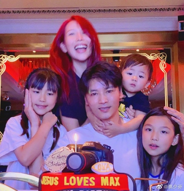 蔡少芬曬全家福高調為張晉慶生，卻因為用錯詞，意外成最大笑話