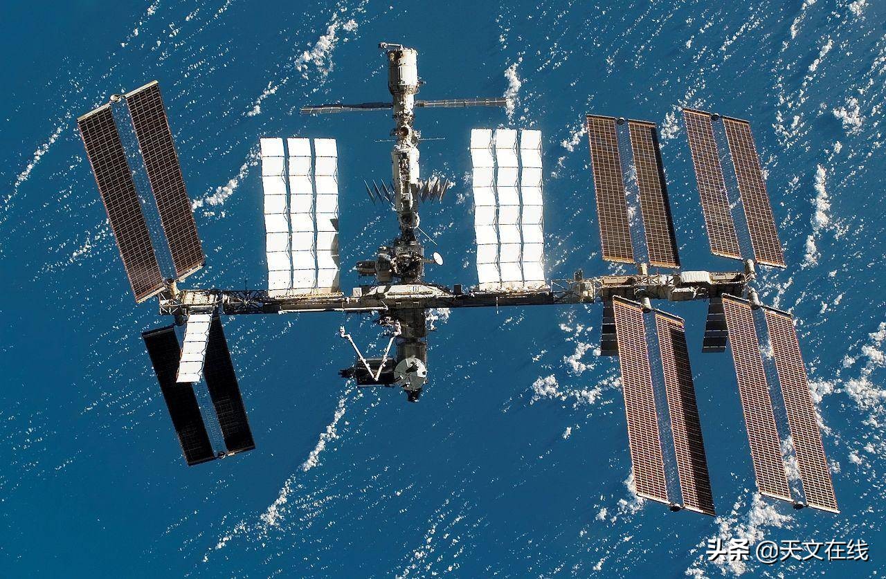 国际空间站上有发电站或其他产生动力的设备吗？