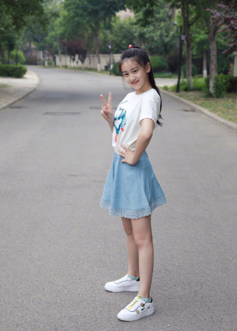 田亮傲嬌曬12歲女兒騎馬照，森碟變小騎士又美又颯，長腿太優越