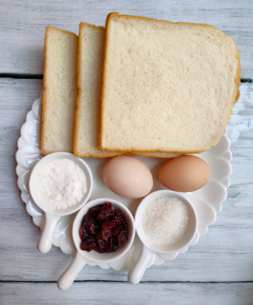 剩下的吐司不知道怎么吃？学会这个烤吐司布丁，酸甜好吃