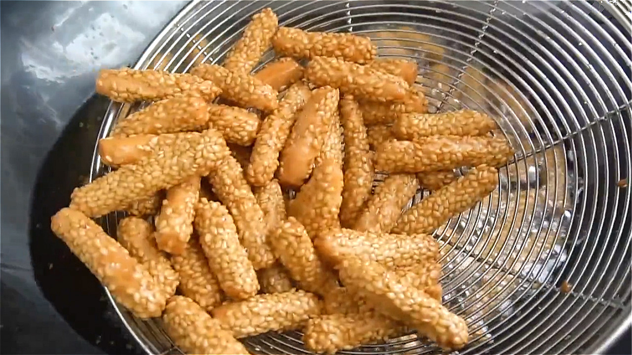 想吃芝麻酥條，教你最簡單的做法，幾塊錢能做一大籃，香酥爽脆