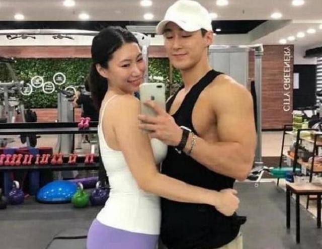 42岁阿姨与小鲜肉相爱生双胞胎，49岁的钟丽缇和张伦硕备孕艰辛路