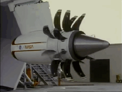 美军运输机发动机空中叶片断裂，机身被斩首，飞行员侥幸未成肉泥