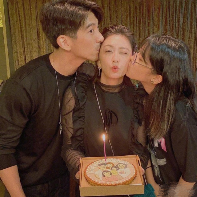 賈靜雯發文為老公慶生，修傑楷親自下廚做大餐，一家五口幸福同框