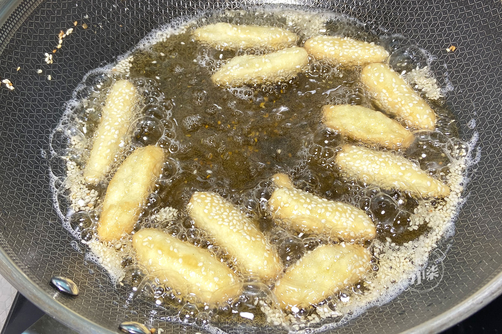 麵粉裡加2個雞蛋，一擀一切個個開口，入口即化，好吃到吮手指