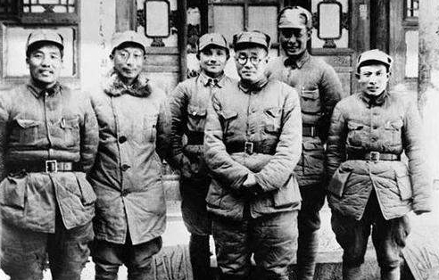 55年大授衔：主席不当大元帅，粟裕等让帅自降级