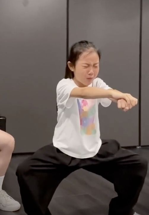 李小璐晒女儿练舞蹲马步，甜馨忍痛坚持惹人疼，网友直呼像贾乃亮