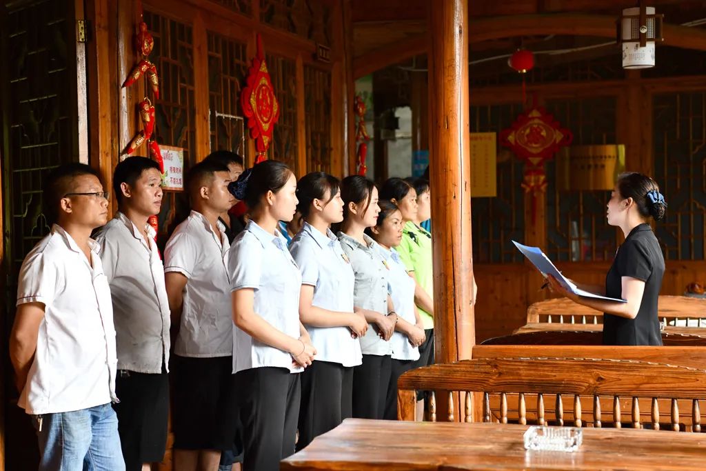 一张蓝图十八年——记全国劳动模范、市人大常委会委员黄秀佳