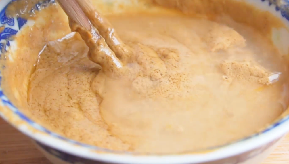 調芝麻醬時，不要馬上加水調，大廚教你一招，細膩爽滑吃起來更香