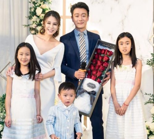 他娶了自己老师，出道至今无绯闻，如今儿女双
