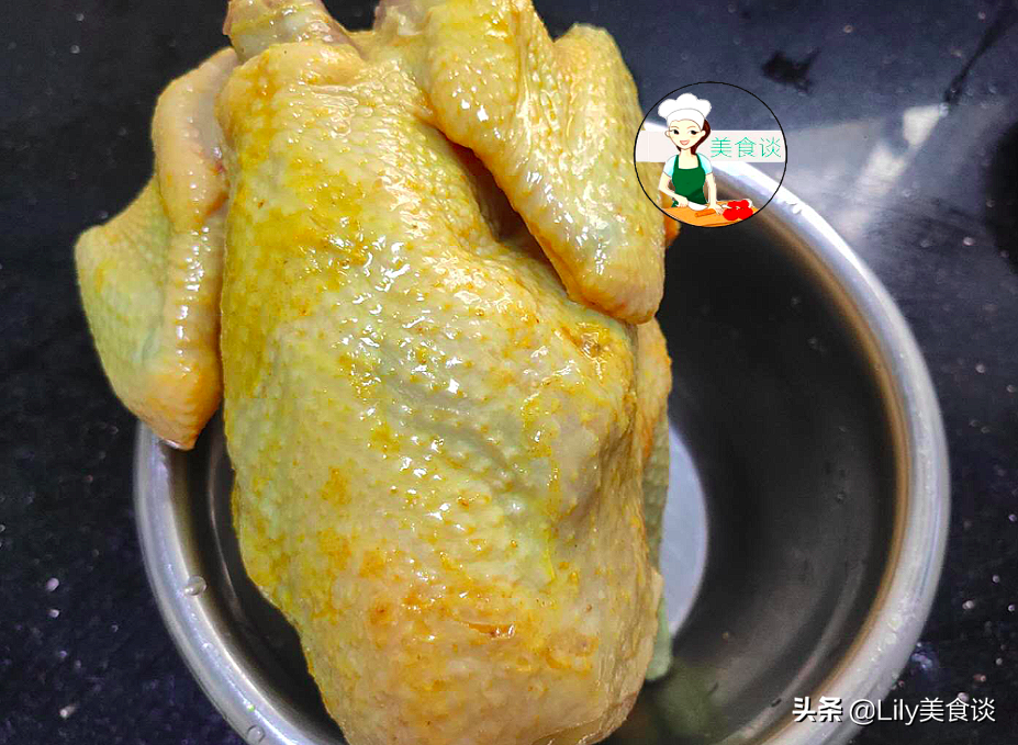 家常鹽焗雞做法，不用埋在鹽堆裡，只需一種調料，跟買的一樣好吃