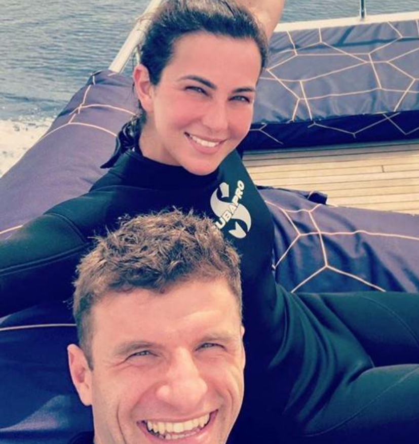 拜仁慕尼黑俱乐部球星穆勒与妻子丽莎两人一起外出度假