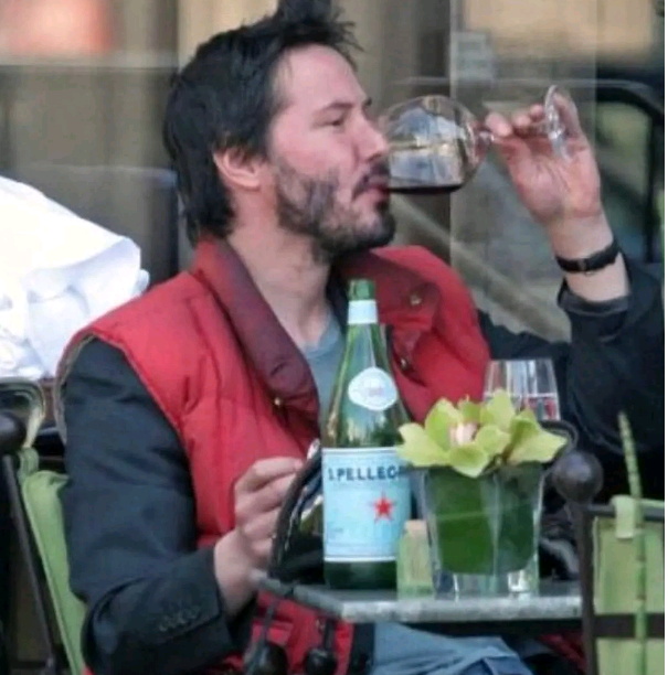 Break the Hollywood superstar filter!Keanu Reeves is so sloppy, a vest ...