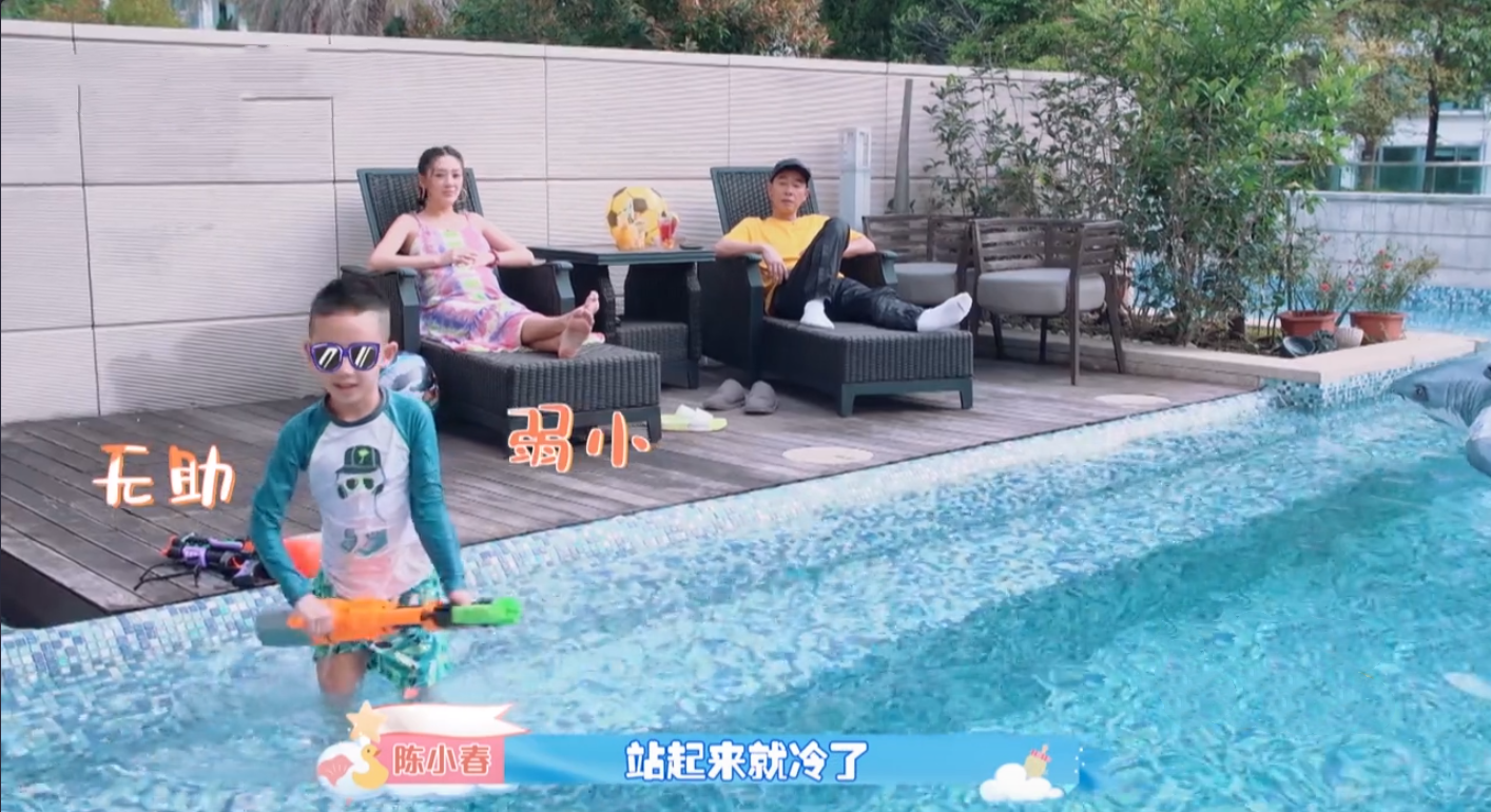 陳小春應采兒夫婦教育統一，小小春游泳冷到冒泡被要求陸地禁止