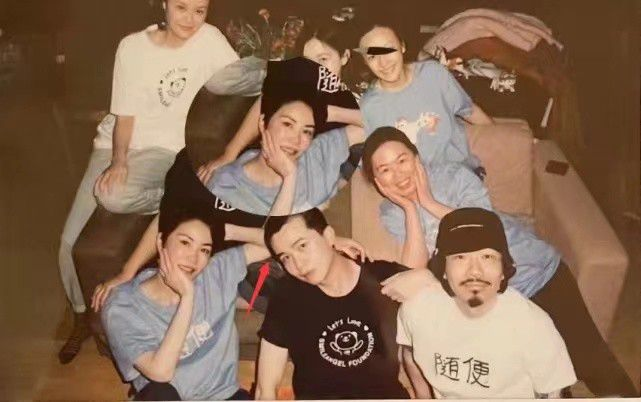 王菲帶女兒聚會，換新髮型攜眾友人為李嫣帶貨，李嫣在媽面前清純