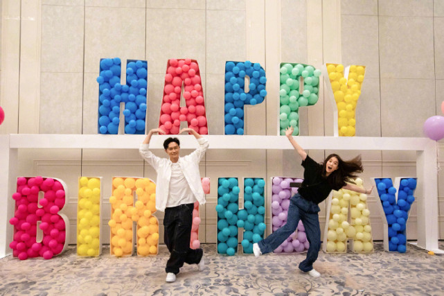 张智霖为袁咏仪庆祝50岁生日，甜喊对方美女，结婚20年恩爱如初