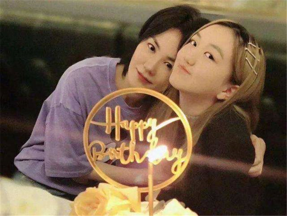 同样是自己女儿，为何王菲只争窦靖童却放弃李