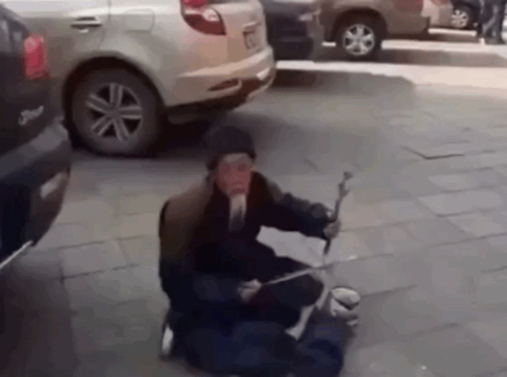 搞笑动态图片： 这几个小伙子都等半夜了，失望了吧！