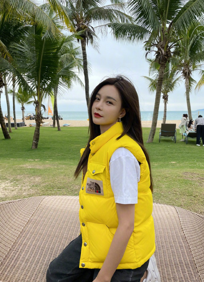 沈梦辰晒全家福，一家穿亲子装画面温馨，辰爸