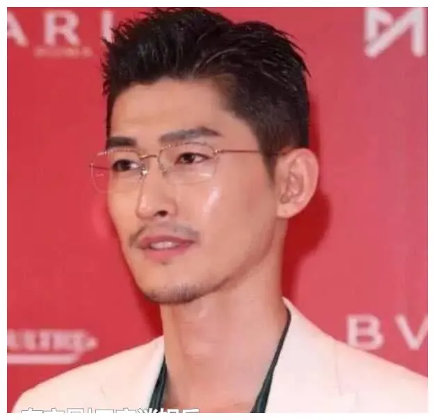 男明星“留胡子”：忍了白宇，忍了张翰，却死在他的喉结上！