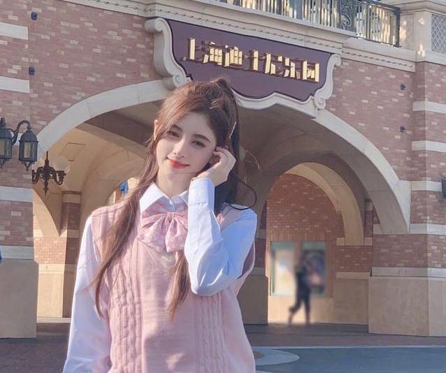 尴尬鞠婧祎“全球唯一”礼服被打假，号称量身定制却是半年前旧款