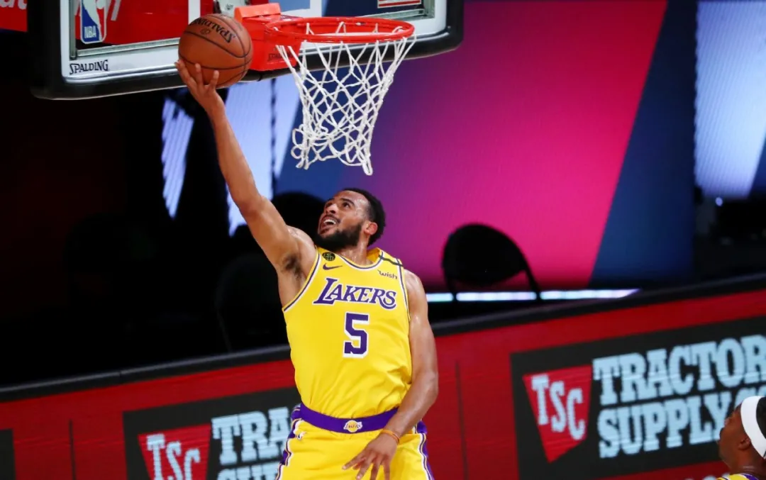NBA第一个“00后”总冠军！队友喝香槟，他只能喝橙汁