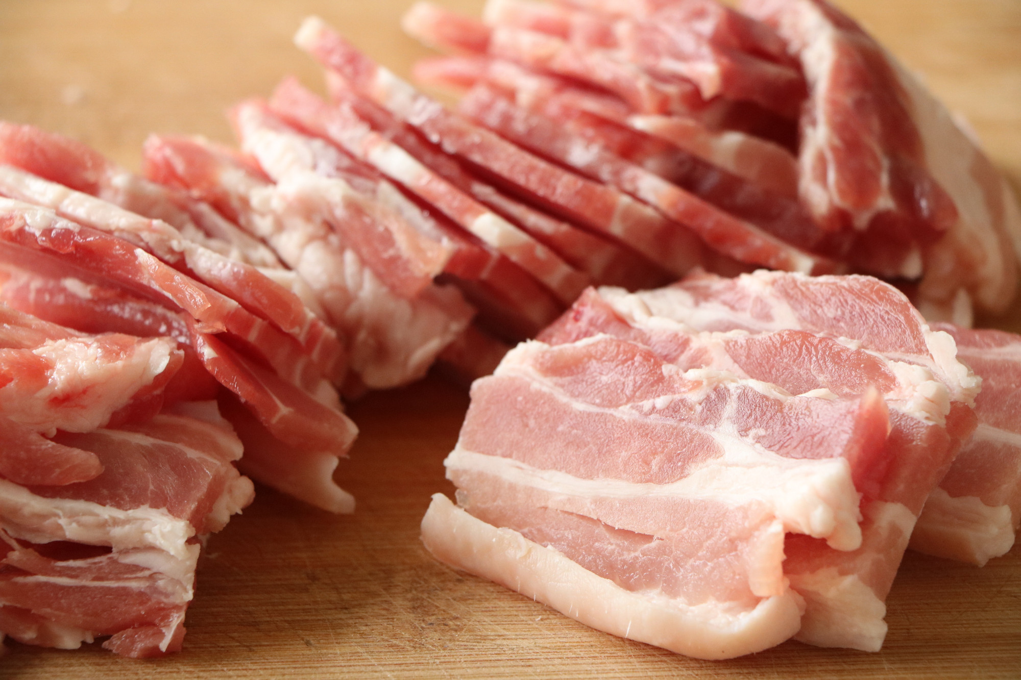 五花肉加上半碗大米，這樣吃不加一滴油，蒸一蒸，好吃不油膩