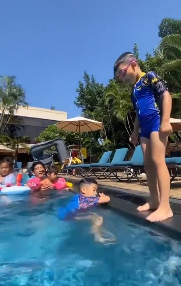 梧桐妹晒与波妞合照，镜头前波妞秒变淑女，托脸卖萌超可爱