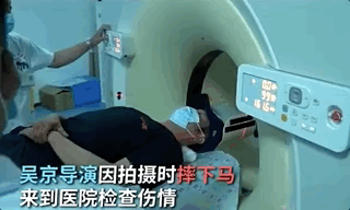 吴京拍戏头朝地坠马，面部充血发红，要求剧组不要让老婆谢楠知道
