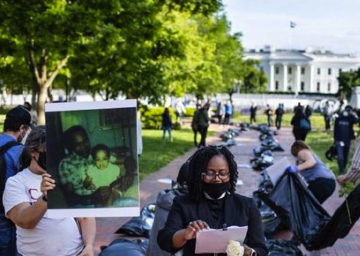 美国人怒了！送葬车装尸袋齐上阵围堵白宫，示