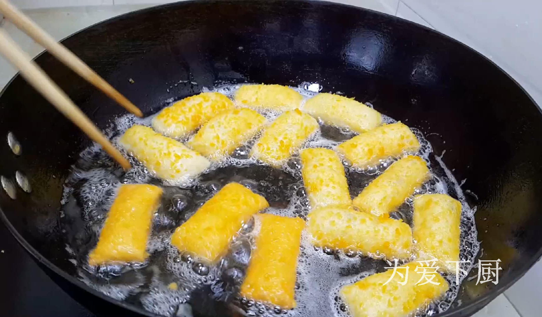 零食这样做才简单，加2个鸡蛋，外焦里软又香甜，比面包油条好吃