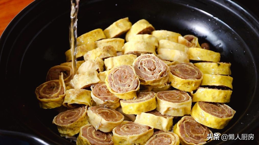 猪肉配上莲藕，既是汤又是菜，加上一点韭菜后，吃起来特别的鲜