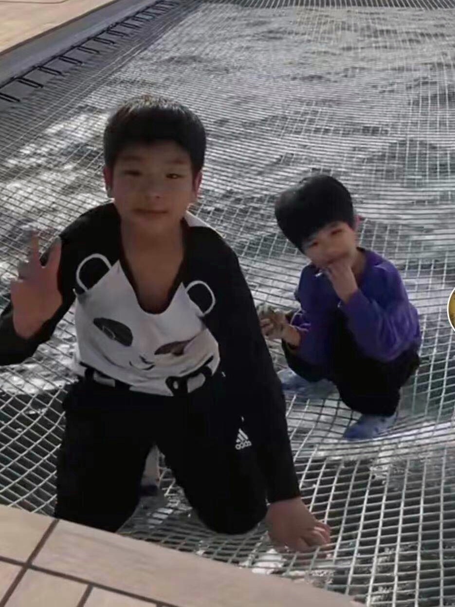 黃聖依帶小兒子現身貴氣有範，4歲安麟自推行李乖巧懂事