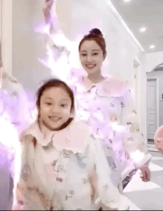 李小璐曬甜馨近照造型淑女，對鏡撇嘴害羞微笑，女漢子變軟妹子