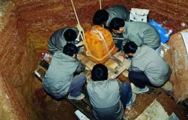 1989年,盗墓贼炸开曾国藩墓;考古队进洞后出来,为