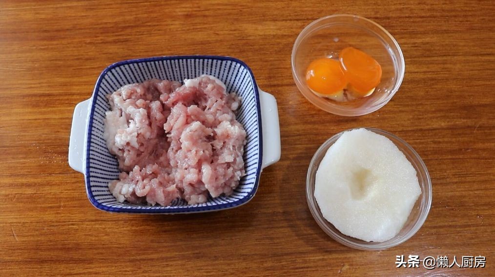 在飯店吃飯發現鹹蛋黃蒸肉餅，回家復刻了這道菜，沒想到很好吃