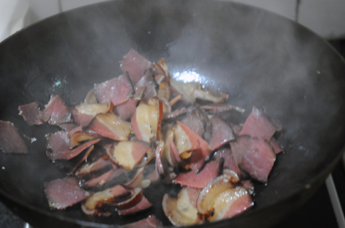 图片[3]-蒜苔炒腊肉做法步骤图 蒜苔炒腊肉做法步骤图软嫩鲜香不咸不油-起舞食谱网