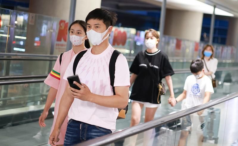 13岁森碟发育变成熟，穿粉裙首秀曲线，弟弟皮肤黢黑变阳刚大变样