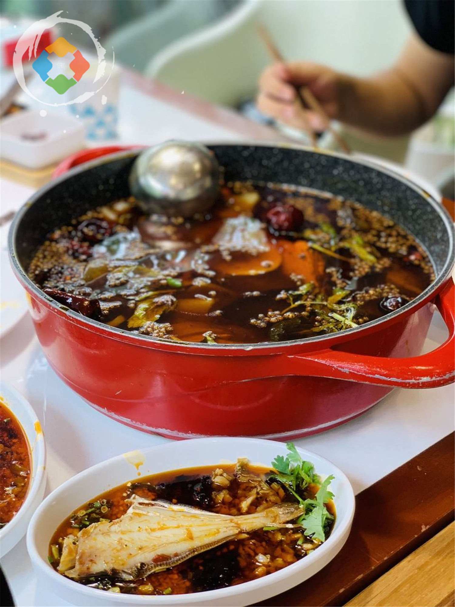 重庆噱头十足的耗儿鱼火锅，在美国打广告，特色蘸料有5种食材